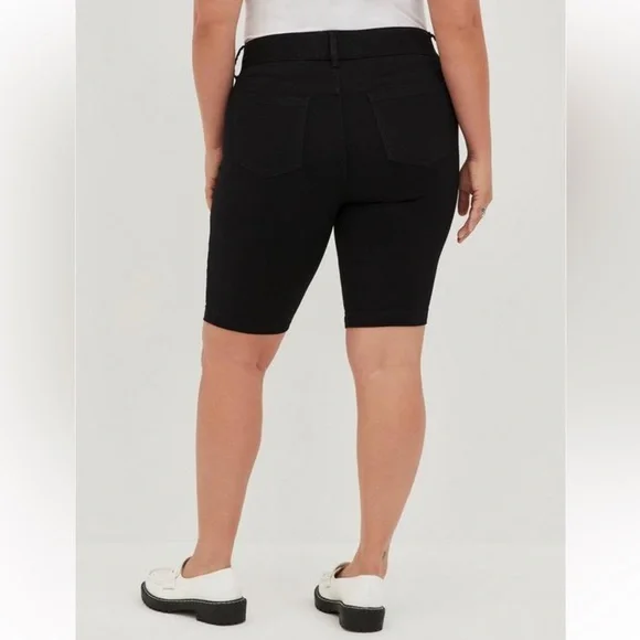 Sleek Black Women's Bike Shorts - Picture 3 of 8